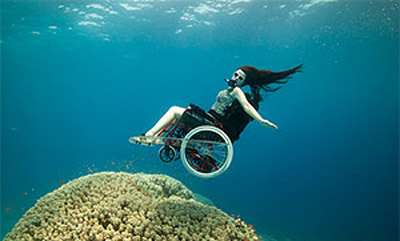 بالفيديو: مقعدة تقدم عروضا راقصة تحت الماء وتذهل المشاهدين