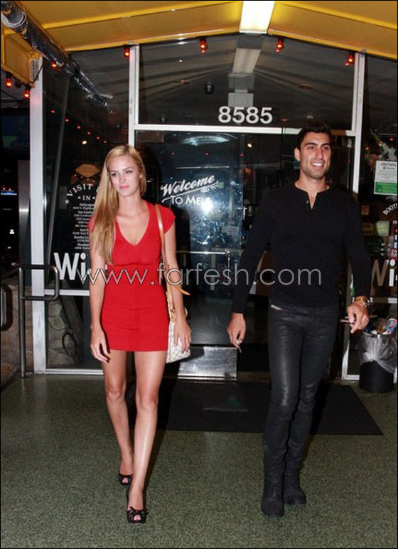 كاميرا الباباراتزي تلتقط صورا لآدم صباغ مع ملكة جمال أميركا!