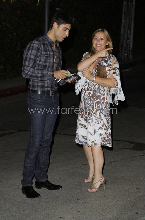 كاميرا الباباراتزي تلتقط صورا لآدم صباغ مع ملكة جمال أميركا!