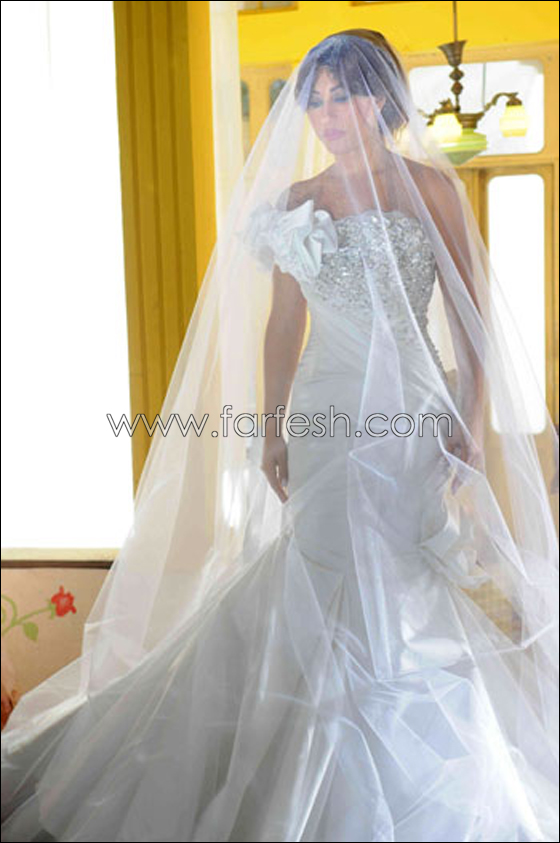 تحول فستان نجوى كرم بأغنية "ايديك" الى موضة افراح 2011