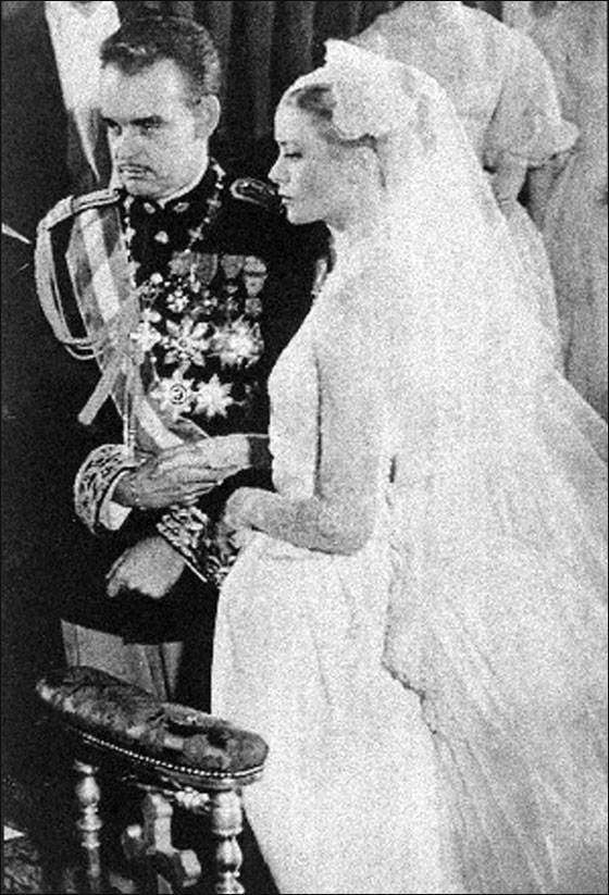 مفاجأة: فستان زفاف كايت ميدلتون يشبه فستان زفاف أميرة موناكو