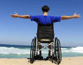 بريطاني من ذوي الاحتياجات الخاصة لا يقود السيارات بل الدبابات!